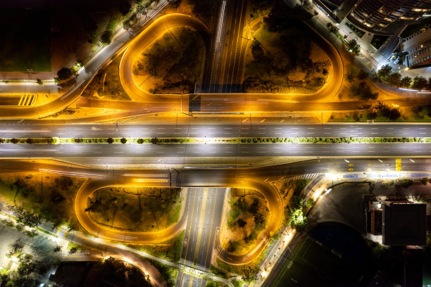 夜间高速公路交叉口图片下载