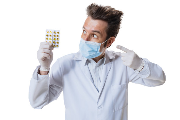 年轻男子的肖像，药剂师戴着口罩，在白色背景下拿着药丸。保健和医药的概念，战争，帮助，治疗图片下载