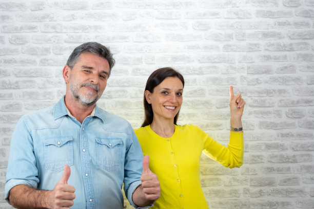 夫妻二人的肖像，商务人士自由职业者展示推销点食指在复印空间推荐广告图片下载