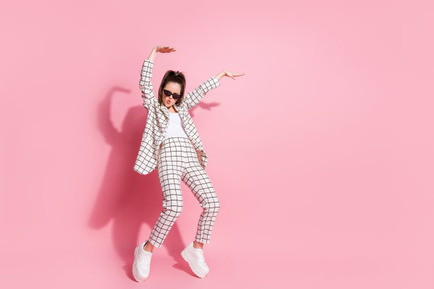 年轻迷人的女孩有乐趣的全长照片享受音乐舞蹈孤立在柔和的颜色背景图片下载