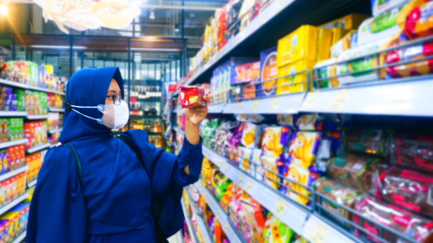 穆斯林母亲戴着面具在超市购物图片下载