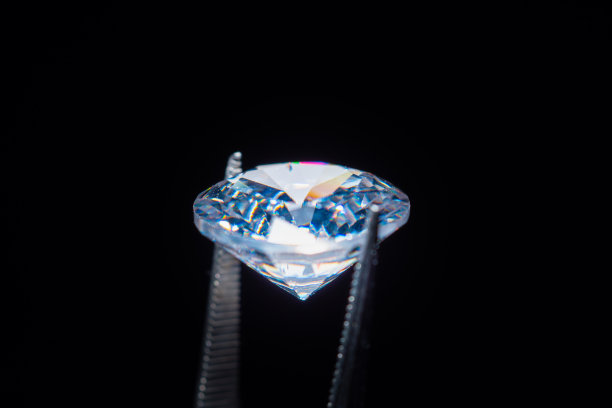 金刚石在镊子中选择性聚焦，检测并分析晶体的光刻质量。珠宝专业手工制作工作室。微距镜头，浅景深。图片下载