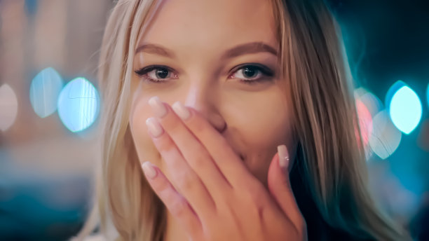 快乐无忧无虑迷人的女学生玩得开心，露出舌头和微笑图片下载