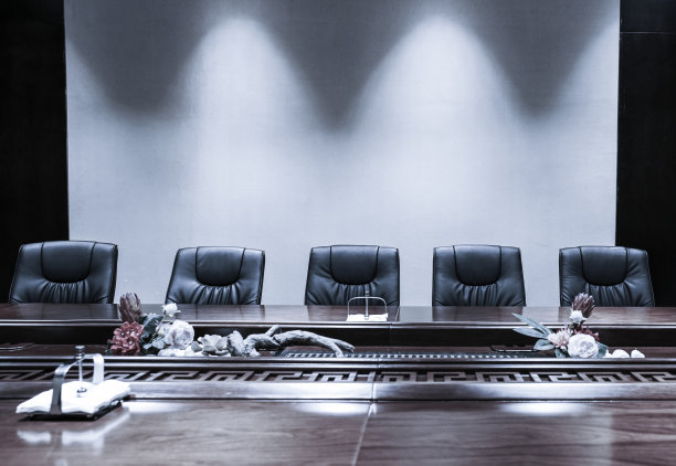 商务会议室或董事会会议室内部。图片下载