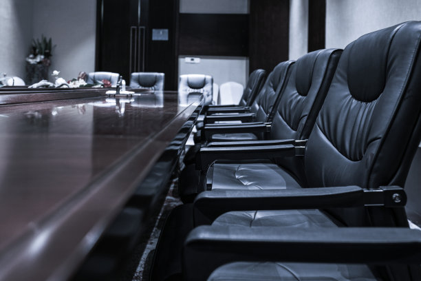 商务会议室或董事会会议室内部。图片下载