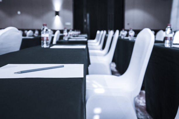 商务会议室或董事会会议室内部。图片下载