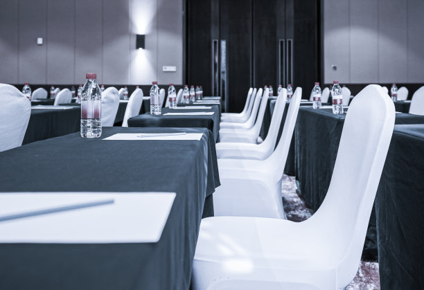 商务会议室或董事会会议室内部。图片下载