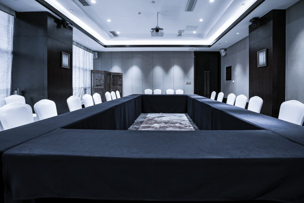 商务会议室或董事会会议室内部。图片下载