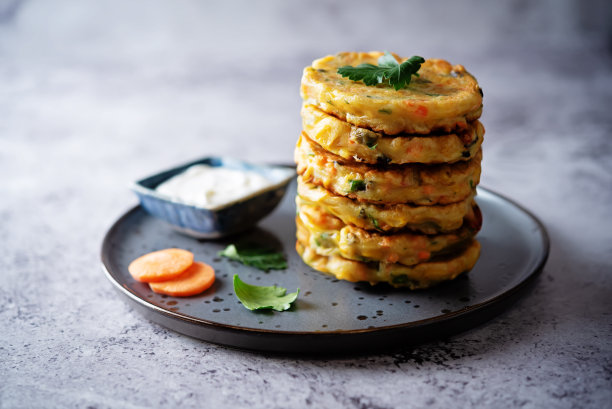 玉米馅饼配胡萝卜和欧芹图片下载