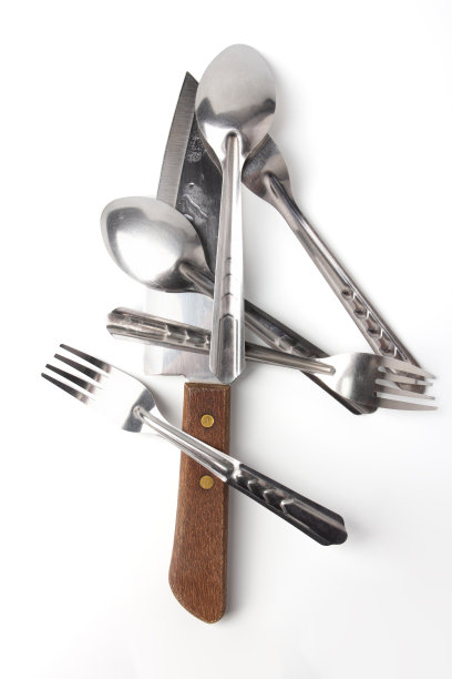 勺子、叉子和刀子都长在白色的背景上。图片下载