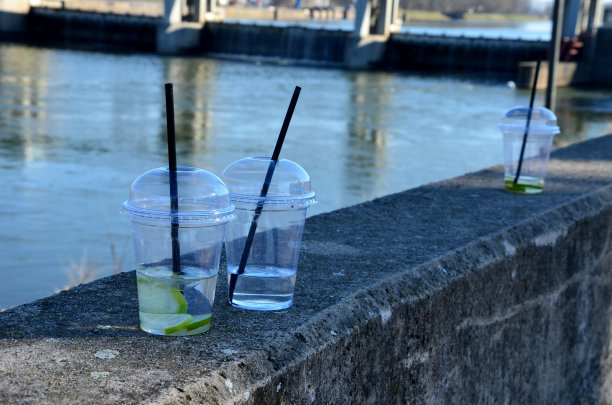 喝一杯柠檬水，还有一根透明塑料做的吸管。大量的塑料包装进入环境，威胁海洋动物图片下载