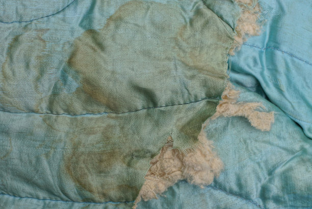 旧毯子用脏的棕色蓝色的布做成的旧毯子的一部分图片下载