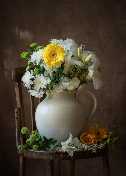 静物与花在黑暗的背景图片下载