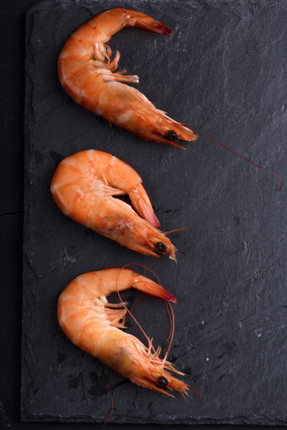 黑色石板上的鲜虾俯视图图片下载