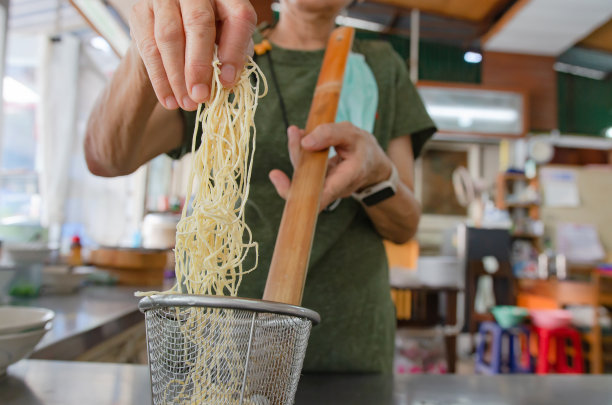鸡蛋面就要煮成面条了。图片下载