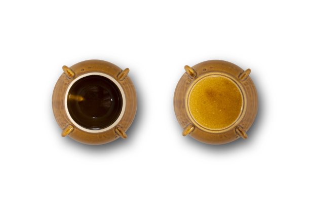 白色背景上的黏土罐图片下载