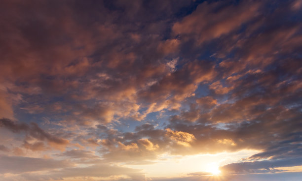 黄昏时天空中的云。日落前的天空图片下载