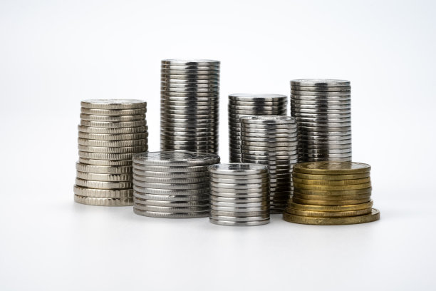堆栈与白色背景上的硬币。节约金钱和经济概念图片下载