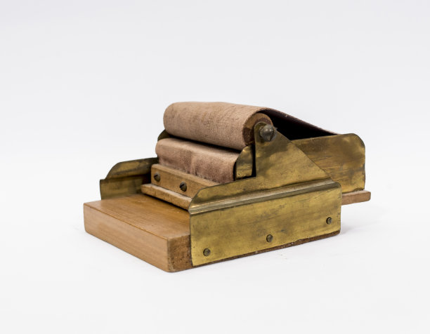 白色背景上的旧卷烟机图片下载