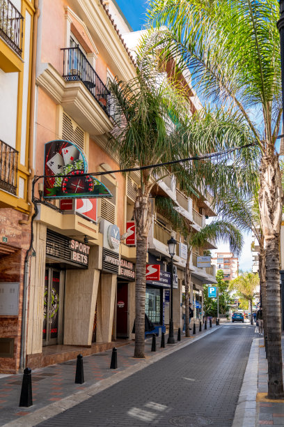 位于马拉加省的富恩吉罗拉市美丽的街道。图片下载