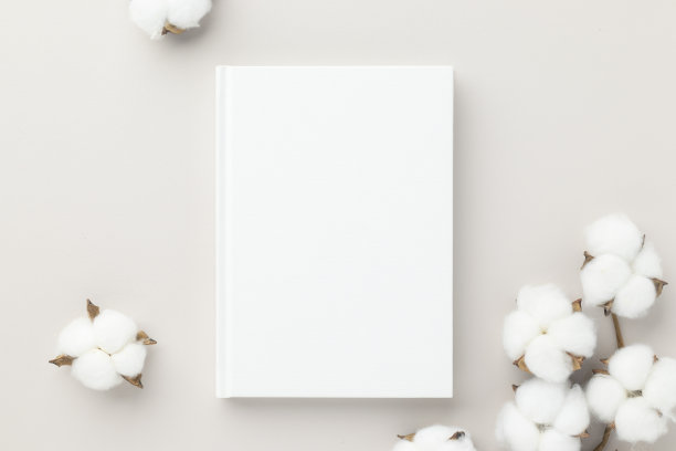 白色书空白封面模型在米色背景与棉花花，平躺，模型图片下载