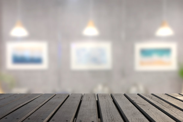 空木桌面与模糊白色最小的客厅。图片下载