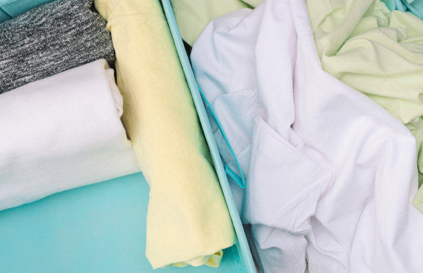 垂直存放衣物。春季房衣柜大扫除，整理概念图片下载