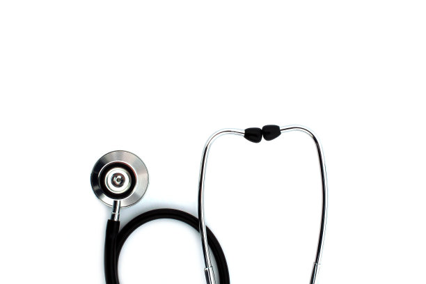 一个金属听诊器放置在孤立的白色背景上。图片下载