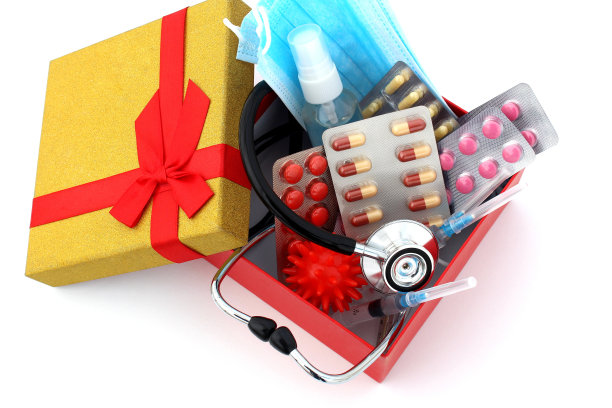 一堆不同的医疗用品在一个礼品盒里。图片下载
