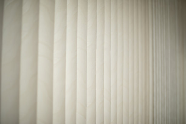 白色的窗帘。日光透过窗帘。室内防晒。图片下载
