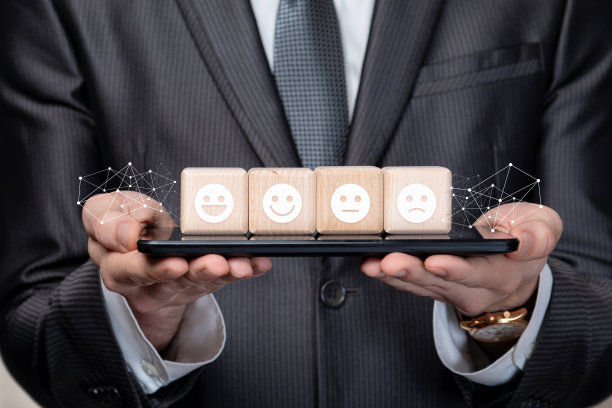 “商人”在平板电脑上用立方体显示图标的表情符号作为评分。图片下载