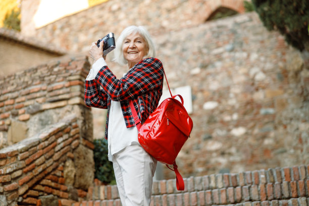 可爱的老妇人散步在白天的户外图片下载