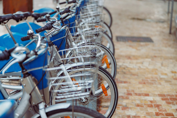 自行车街停车的特写镜头图片下载