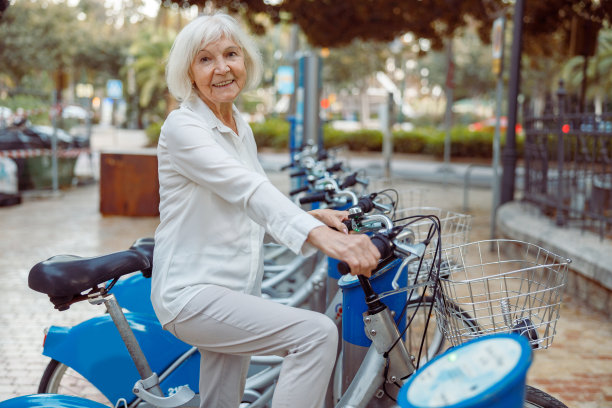 领取养老金的女性在市区享受美好的一天图片下载
