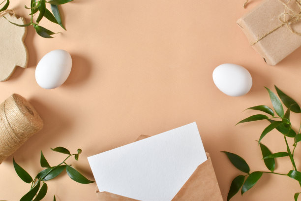 一个牛皮纸信封的模型，里面有一张白纸，鸡蛋和一个包装好的礼物。图片下载