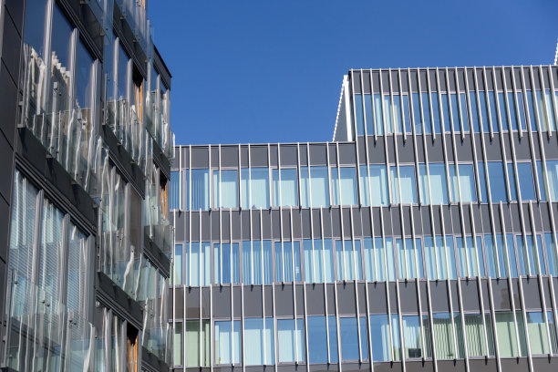 城市里的现代化公寓楼图片下载