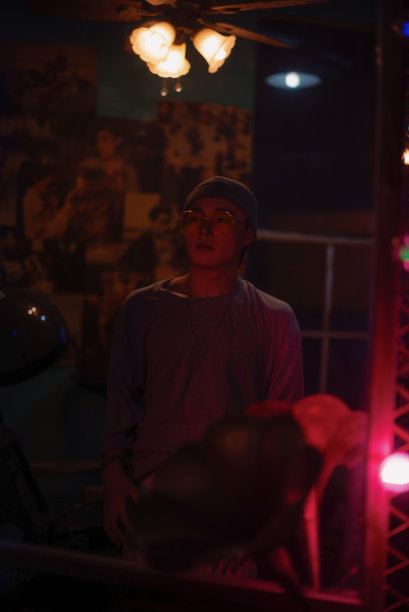 酒吧里的亚洲年轻人图片下载