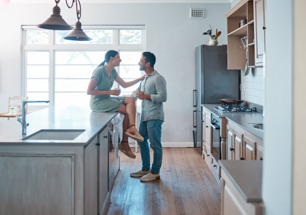 一对年轻夫妇在家里一起喝咖啡的照片图片下载