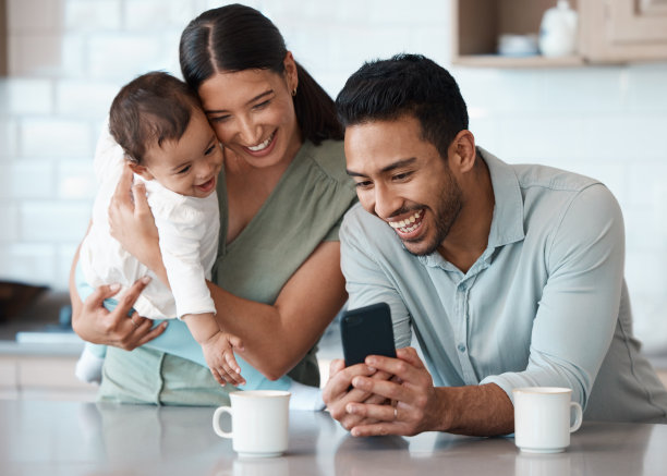 一个年轻的家庭在家里共度时光的照片图片下载