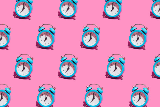 时尚的阳光夏天的图案与明亮的粉红色背景上的蓝色时钟。无缝模式，等距视图。夏天,早上的概念。图片下载