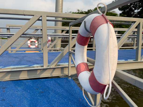 码头设救生圈。图片下载