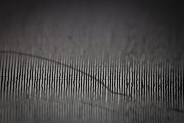 乙烯基唱片的微距镜头显示划痕图片下载