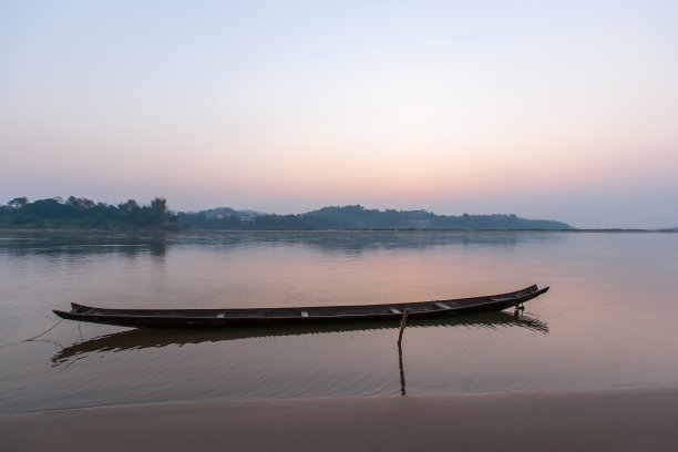 黎明时分，湄公河岸边的一艘船。图片下载