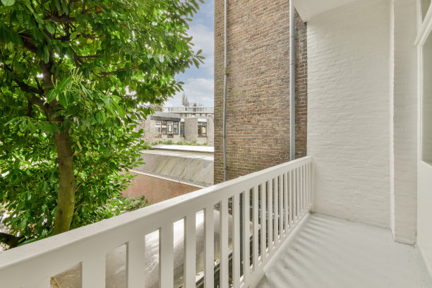 白色的小阳台图片下载