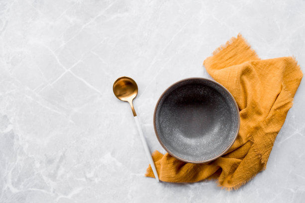 横幅。一个空陶瓷板和毛巾在灰色的混凝土桌子的背景下。空间的文本。咖啡馆和餐厅的菜单概念。图片下载