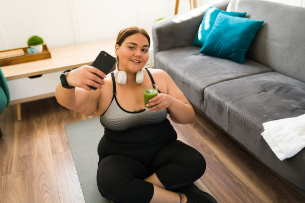 骄傲又胖的女人提倡身体的积极性图片下载