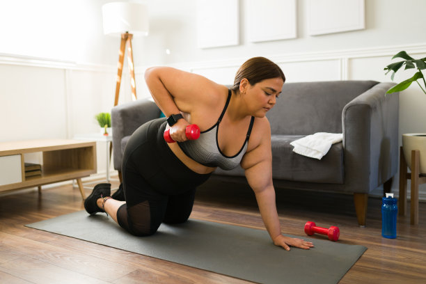 年轻女子开始有氧运动图片下载