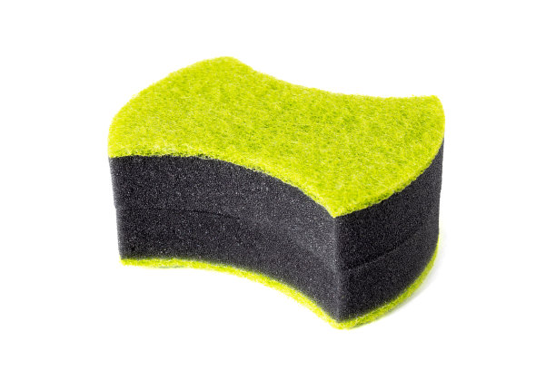 两块黑色海绵，带有研磨的亮绿色层，用于洗盘子和其他家庭用品图片下载