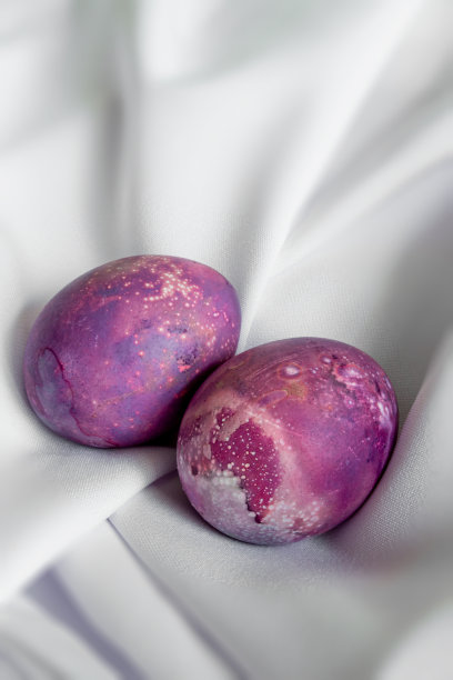 复活节快乐。白色背景上有两个粉红色的鸡蛋。图片下载