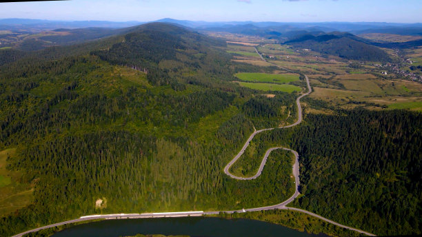 山中蜿蜒的道路图片下载